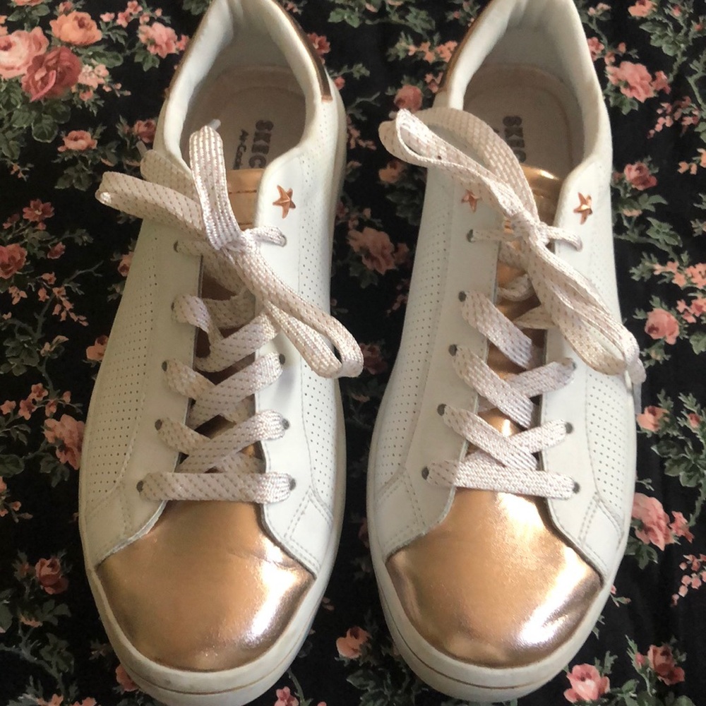 Tennis shoes
